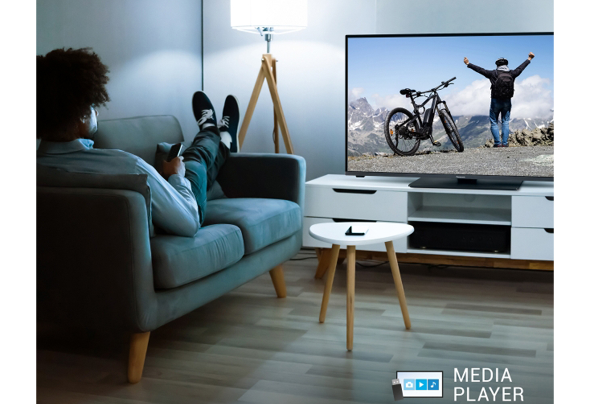 Απεικονίζεται η τηλεόραση τοποθετημένη σε ένα σαλόνι